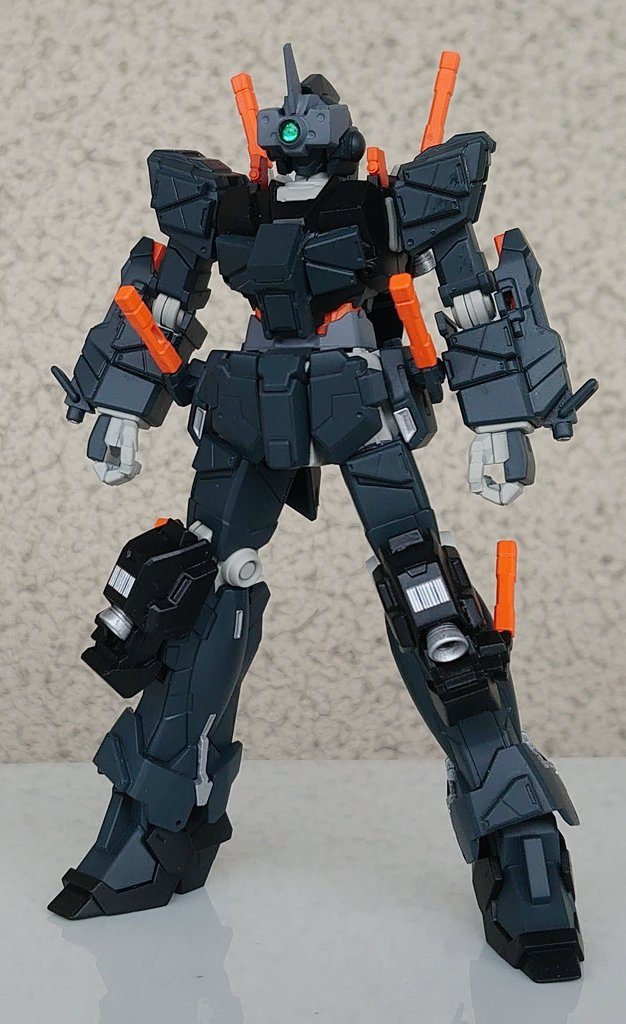 コクピット周りにのみサイコ・フレームを搭載したユニコーンです変形はありません。