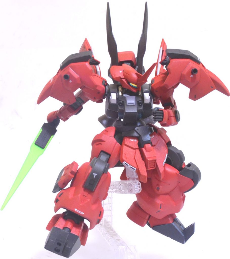 塗装レシピ本体赤:フィニッシャーズのディープレッド黄色ぽくない赤を探していたのですが、アルファロメオ用らしくて文字通り深い赤で良い色です。胸、つま先:クレオスのミッドナイトブルー。黒の代わりに使う自分の定番塗料です。関節、武器:成形色に似せた茶系のグレー。これはもうちょっと明るくてもよかったかも。ビームパーツには蛍光イエローを吹いたのですが、そんなことしなくても元からブラックライトで光りました(汗)