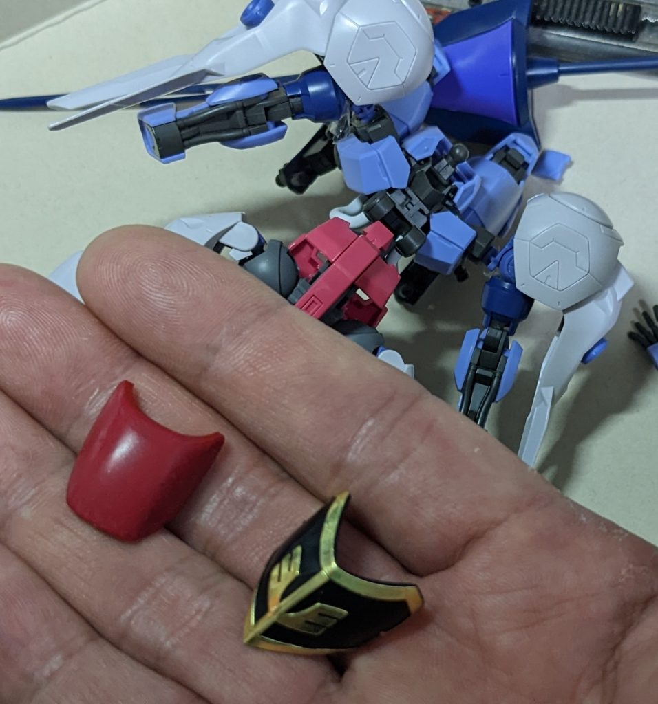 胸アーマーはMGシナンジュから。パテでモールド埋めてつるりと。