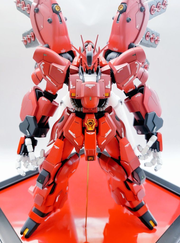 上半身はほぼキットのままですが、胸の一部を開口してのスラスター作成や張り出したオデコの形状変更など行っています。 足はほぼクシャトリヤですが膝や爪先など少しだけ手を加えてあります。