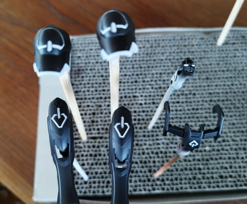 サフしてマスキングゾルしてつや消し黒