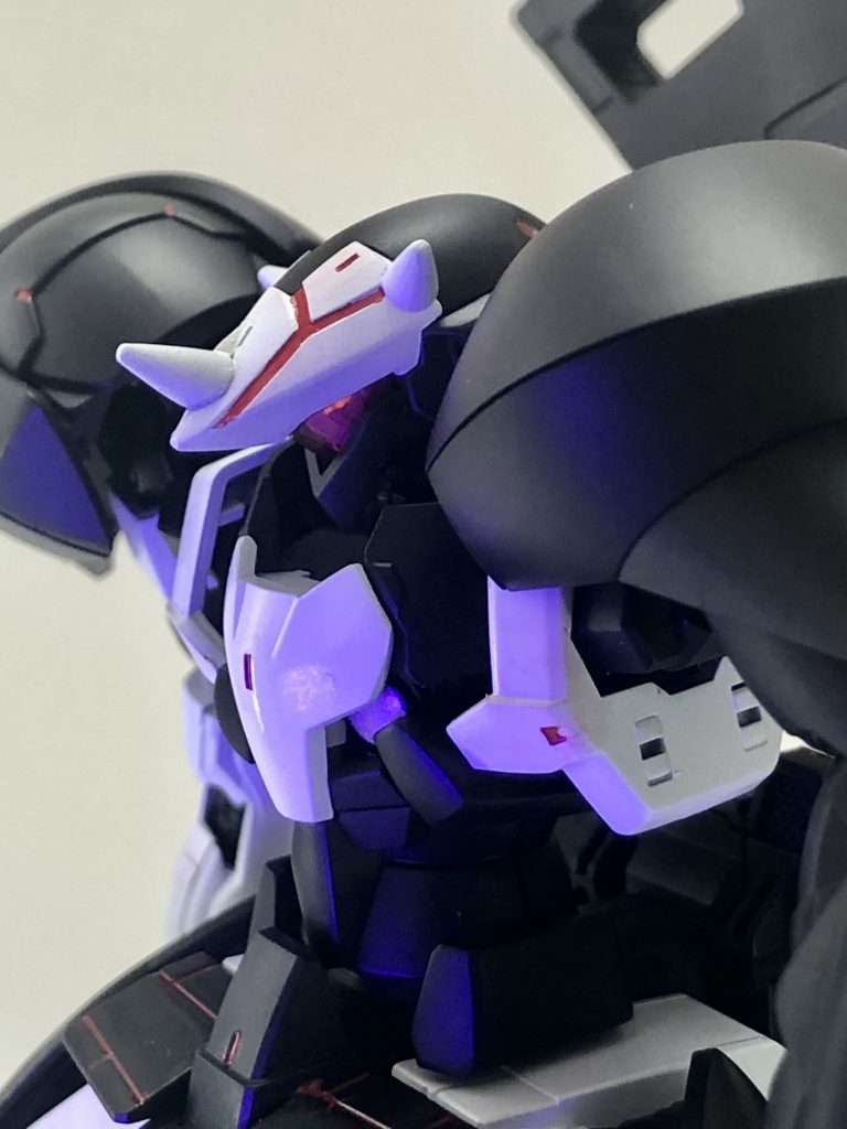 頭部のツインアイは蛍光塗料を使っているので、UVライトで発光します。