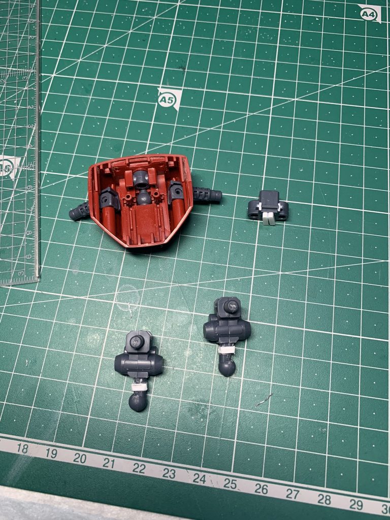 胴体、足首を2ミリ延長しました。これはHGゲルググ定番の延長個所ですね
