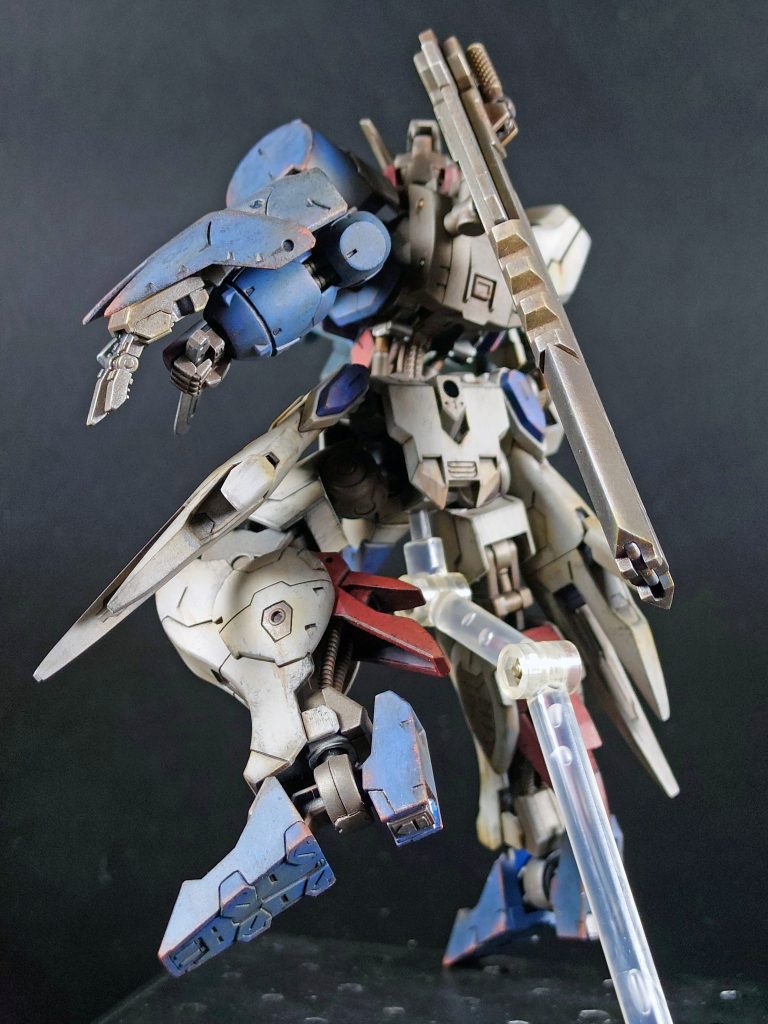 背面のちらりと見えるフレームのパイプはオイルと赤サビを重ねるように加え、さらに明るいサビ色でピンウォッシュを入れてます。