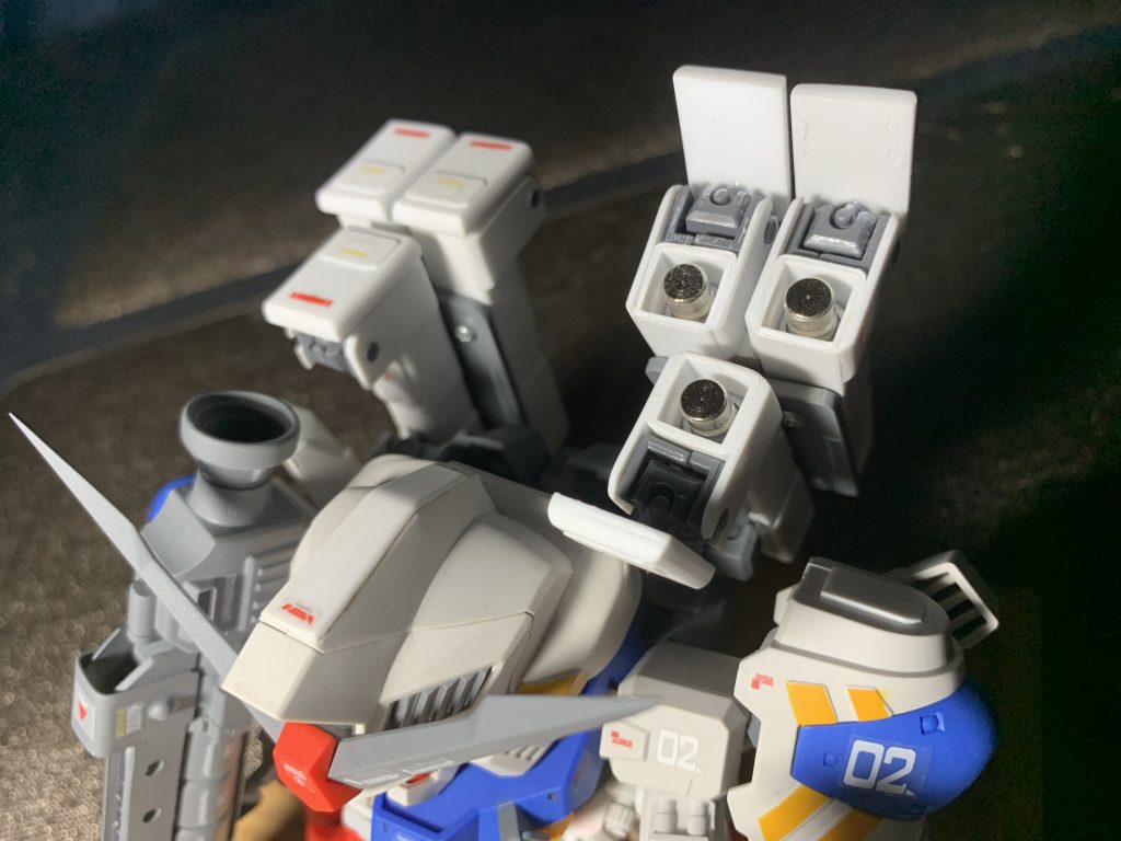 MLRSの蓋は開閉できるようにし、中から弾頭が覗けるようにしました。