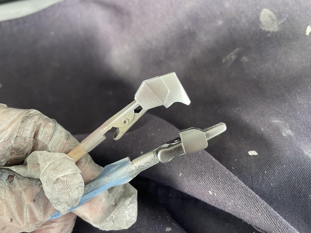 上がスターブライトシルバーを吹き付けたパーツ。下がクリアーブラックを吹き付けたパーツ。クリアーブラックが塗装されてるかどうか違いが分からず何度も確認しながらの作業でした。