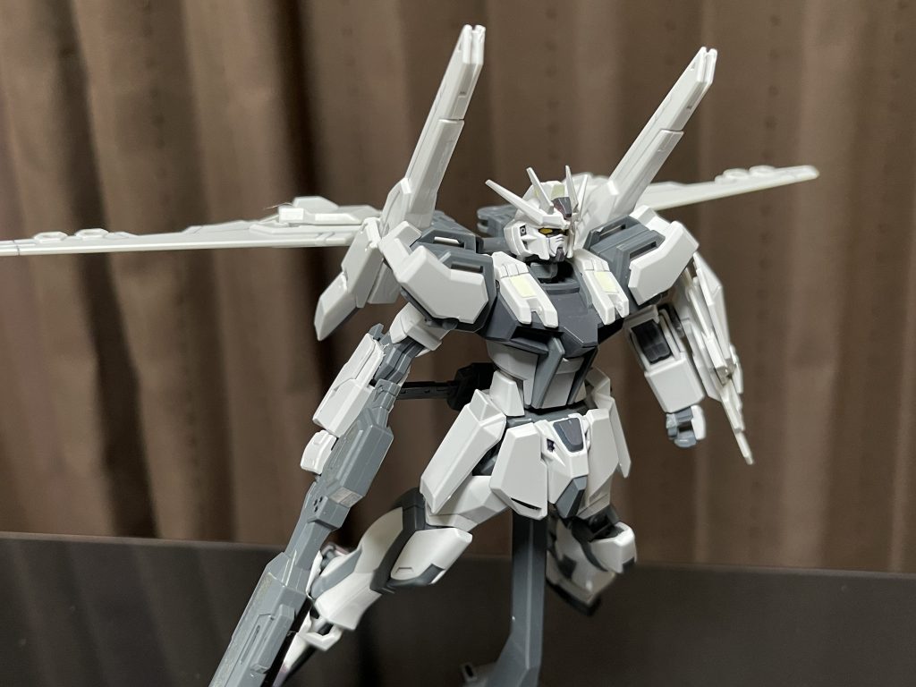 バックパックの翼を展開した高機動モードこの形態時なら無重力下も飛行可能となる本気の特徴的な武装は以上の通りで、後はストライクの標準装備であるイーゲルシュテルンとアーマーシュナイダーが2つずつ