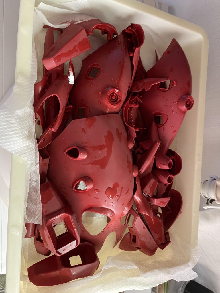 ヤスリがけ後の洗浄。さながら甲殻類の水揚げ😂