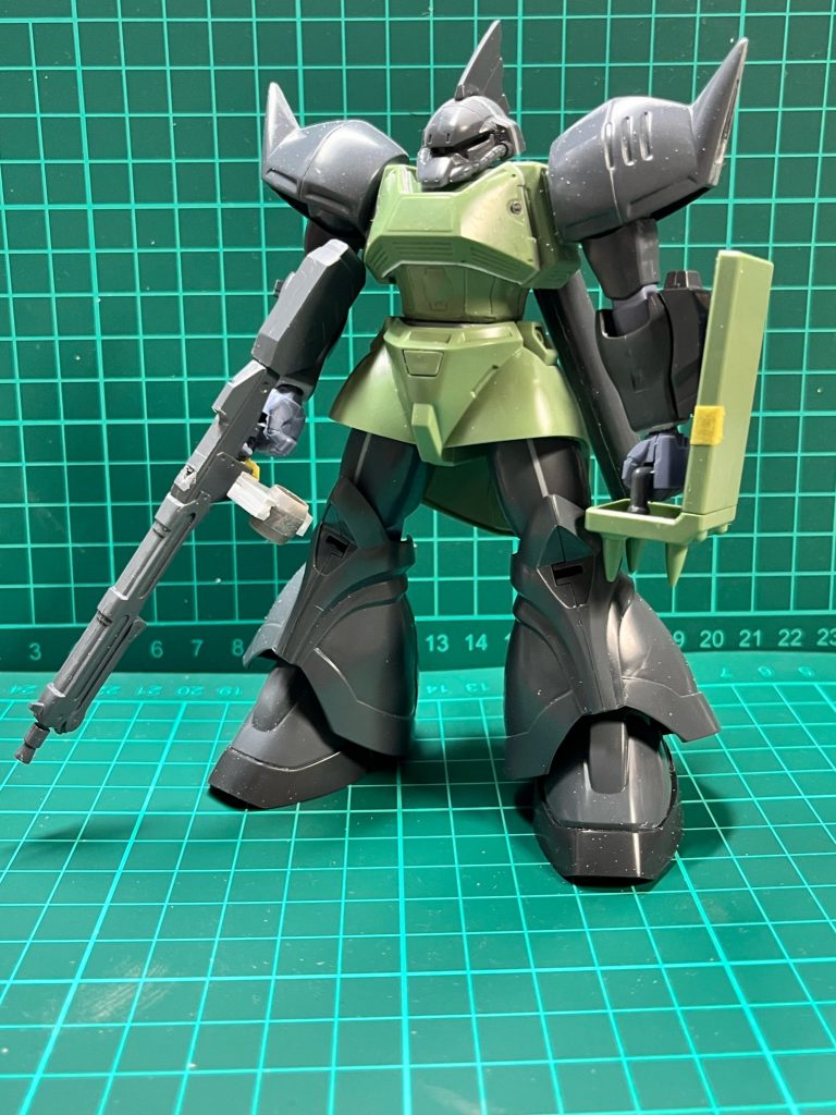 全体像。太ももを1mm幅増し、胴体を2mm延長。手首のボールジョイント露出をカバーするため、プラ板を貼ってガードを作りました。