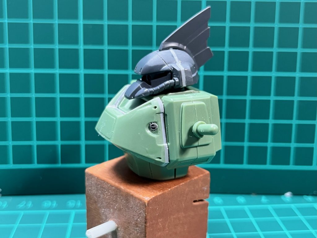 頭部と胸部は1mmほど前に出してあります。こうすることで、ボリュームを増すことができて、見栄えも良くなります。