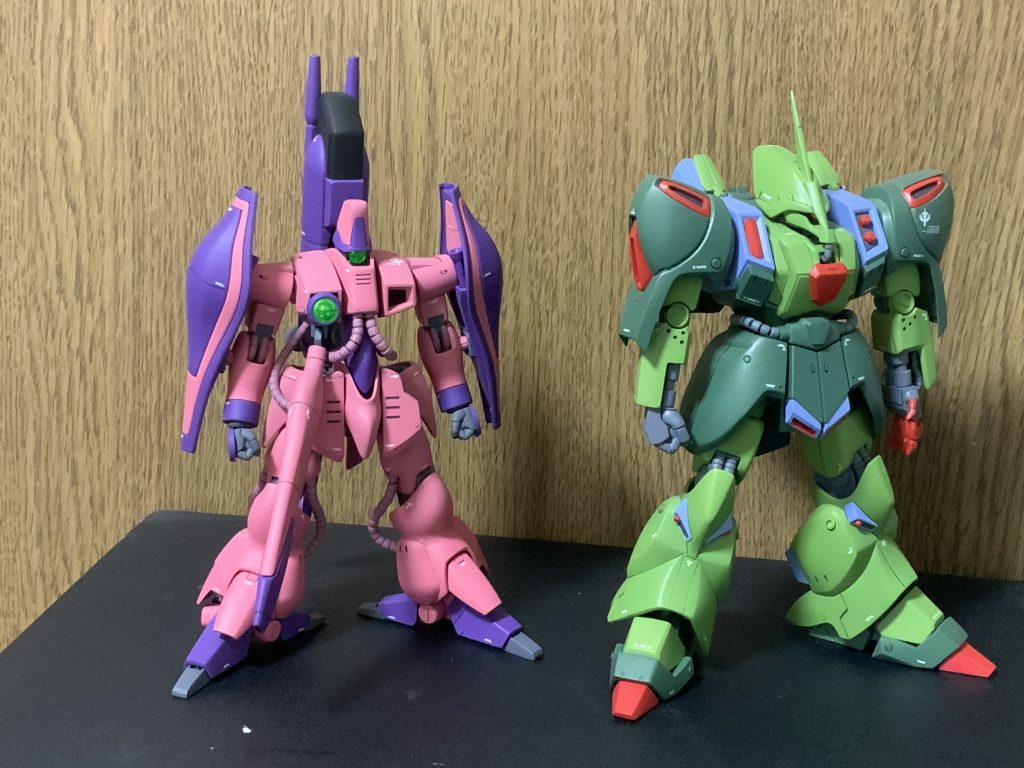 同じくネオジオンの量産機ガルスJと。