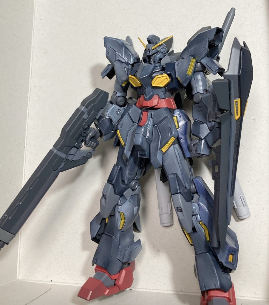 今回は白立ち上げ塗装なるものに挑戦しました。黒などの濃い色でグラデーションをかける技法で、黒サフから白でグラデーションをつけた後、クリア塗料でコートする方法です。なかなか思うようにはいきませんでしたが、いい経験になりました。