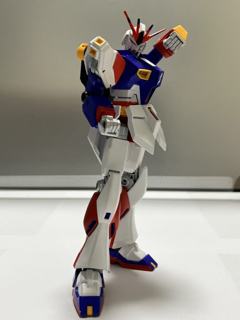 絶対にνガンダムが取りそうにもないポーズで一枚…色合いが、このポーズとマッチしているように思います…普通にかっこいいと思うんですよね。私一個人としての感想です。ただ写真から見て分かるように、エアスプレーのムラってやつですかね?それが見てわかってしまうような気がします…。(初めてエアスプレーで塗装してみたけど、意外と上手くできた!)と思っていたのですが、写真で見ると、なんかムラが目立ってるような気がしてなりませんね。