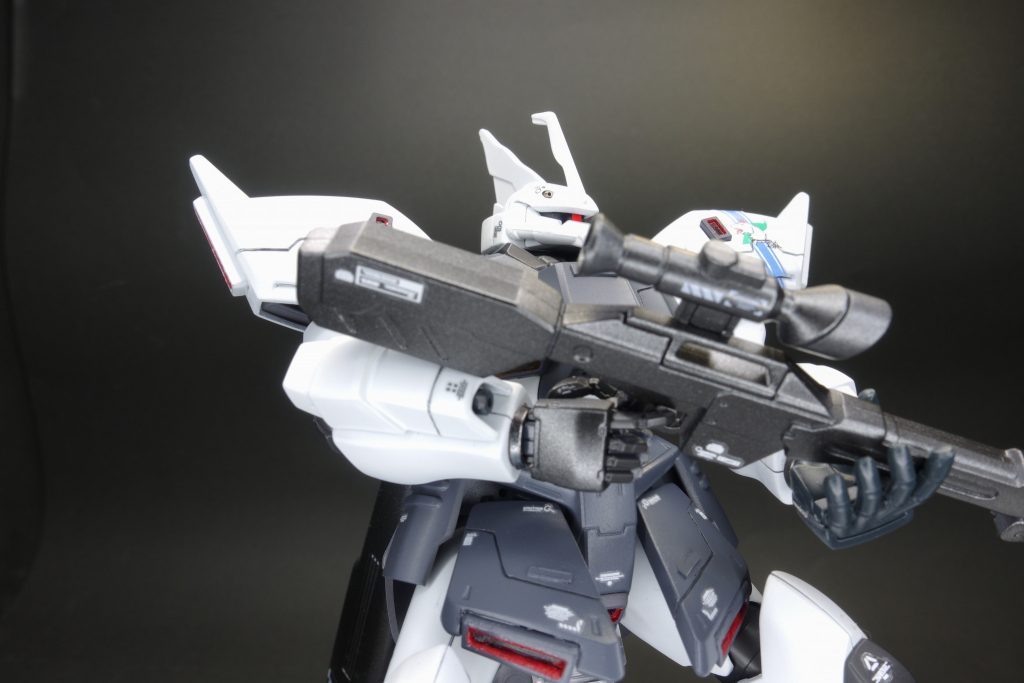 ハンドはビルダーズパーツのMSハンド・ジオン系を使用。接続部にリング状のパーツを追加して収めています。