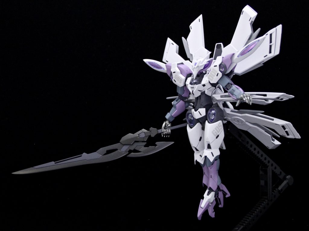高機動試験用 試作1号機 001ガンダムとの戦闘時における「高い機動性への追従」のため、高速・俊敏な動きに対応できる試験機として開発。各種スラスターや多くのバインダーを装備したピーキーな機体設定とならざるを得ず、かなり乗り手を選ぶ機体(ケナンジ・アベリーは本機のテストパイロット)。武装は近接用に特化し大型のヒートサーベルのみ。脚部もクロー化して少ない携行武装で敵機を仕留められるよう工夫されている。