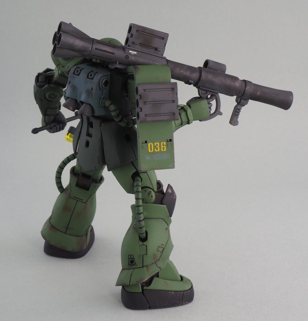 バズーカの先端を切り飛ばしてみました。こっちの方が取り回しが良さそうで、パワーのないザクの武器って感じがして気に入ってます。