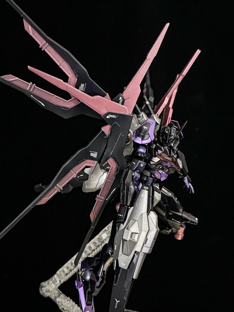 ウイング展開上部分をカットしジャンクパーツに変更。ボリュームを増してトゲトゲしさをプラス。ドラグーンを装着するとストフリっぽさが強すぎるのであえてつけませんでした。