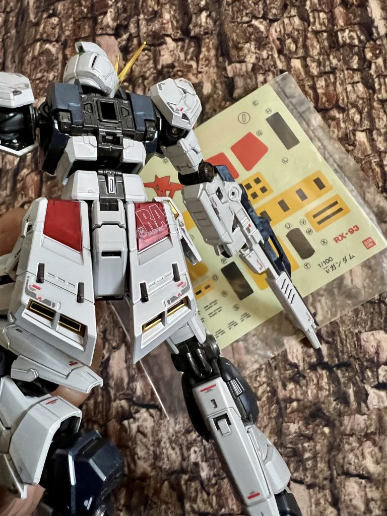 神キットと呼ばれた当時の1/100ですが、背部アーマーの赤や黄色いスラスターはシールで色分け。さすが現代のキットは完璧なパーツ分割。