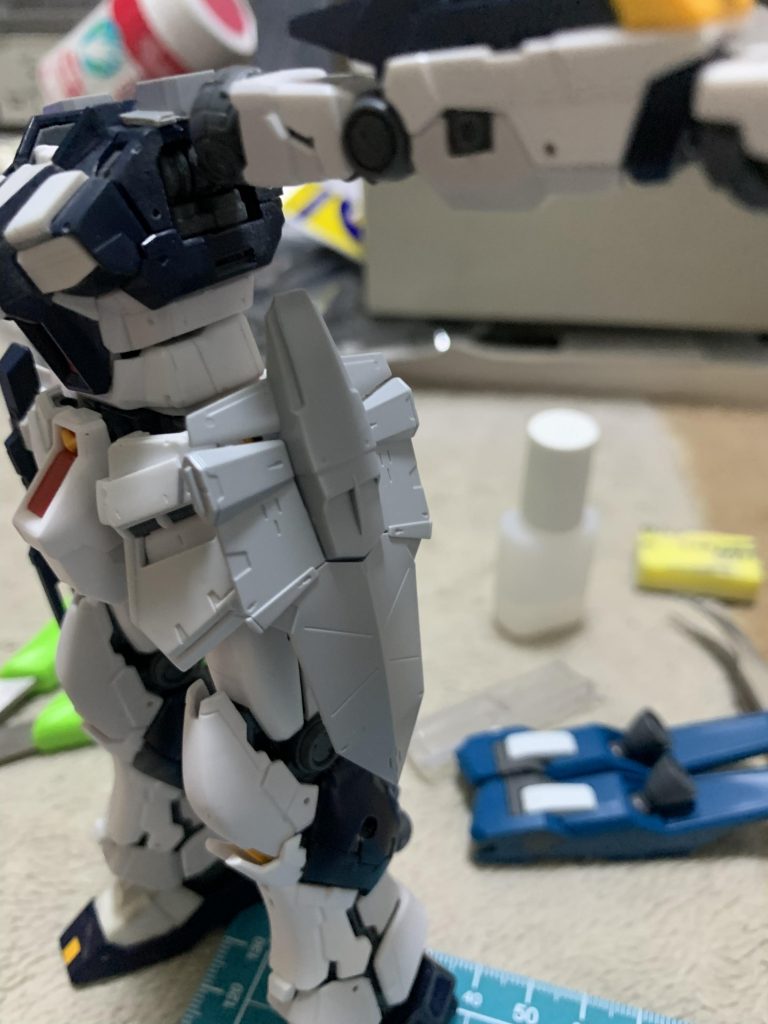 腰アーマーはビルドパーツのファンネルセットから。そのままではつけれないので既存のパーツを切り出して根元に貼り付け。