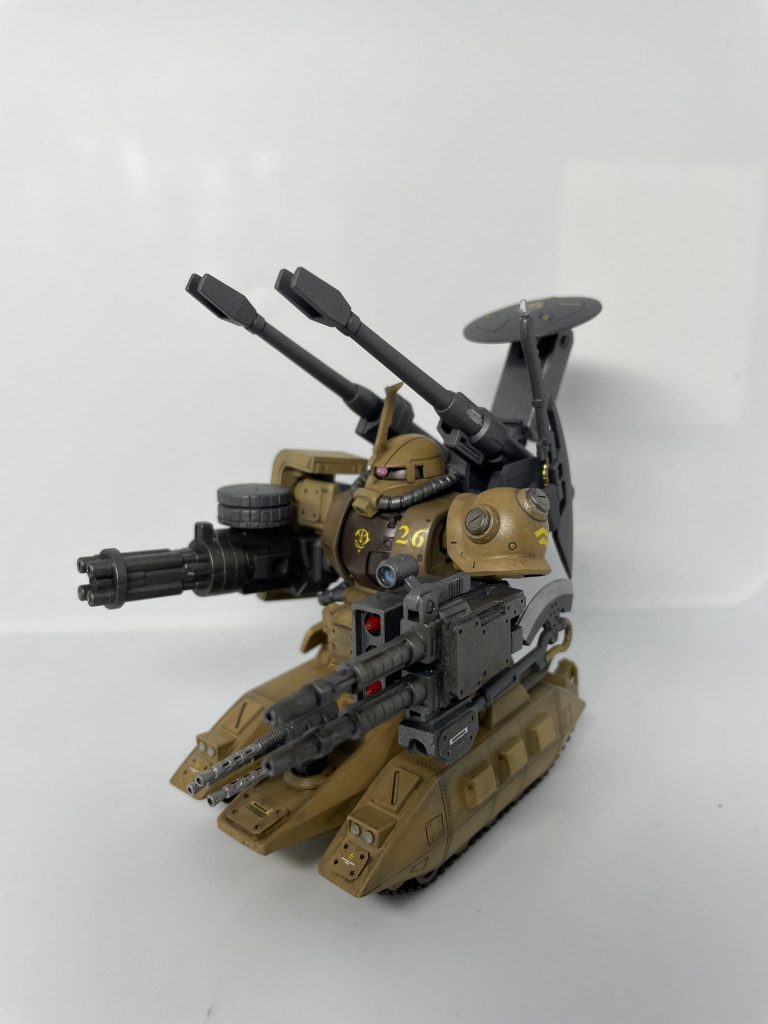 中破したザクハーフキャノンをザクタンクに改修した機体、１門だったキャノンを２門にし、右手はガトリング、左手はミサイルポッドと2連装マシンガン、ヒートホークの複合ユニットを装備、さらにバックパックにはレドームを搭載する事によって索敵砲撃能力の強化を図っている。