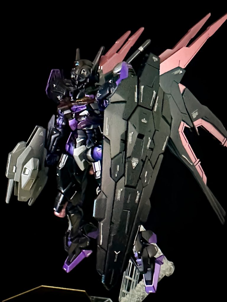 反対の正面ガンビットシールドも黒。センサー類はブルー系で塗っています。