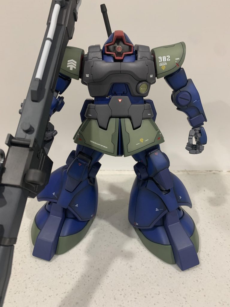 前から全身です。青はガイアのウルトラブルー、濃青はティターズブルーのあまりで塗り分けしました。ちょっとモノアイが小さかったかな。