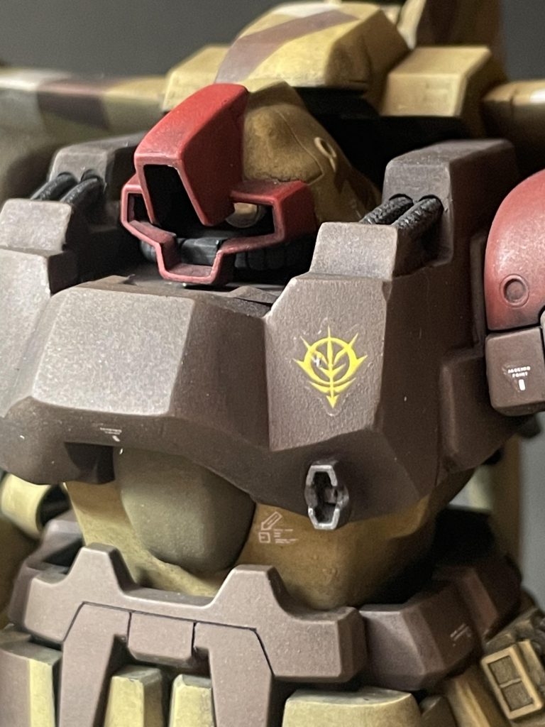 ドムトローペンのトサカがイマイチ気に入らないので、カットしちゃいました。。少しトサカが張り出して視界を遮っておりますが、、遮光性を上げる為、、、、モノアイは点灯し左右上下に可動します。