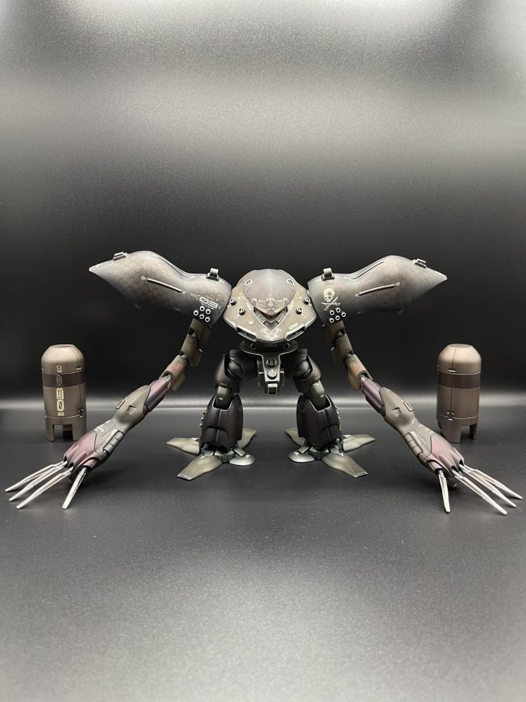 両肩武器パーツは簡単に取り外し出来るようになっています。