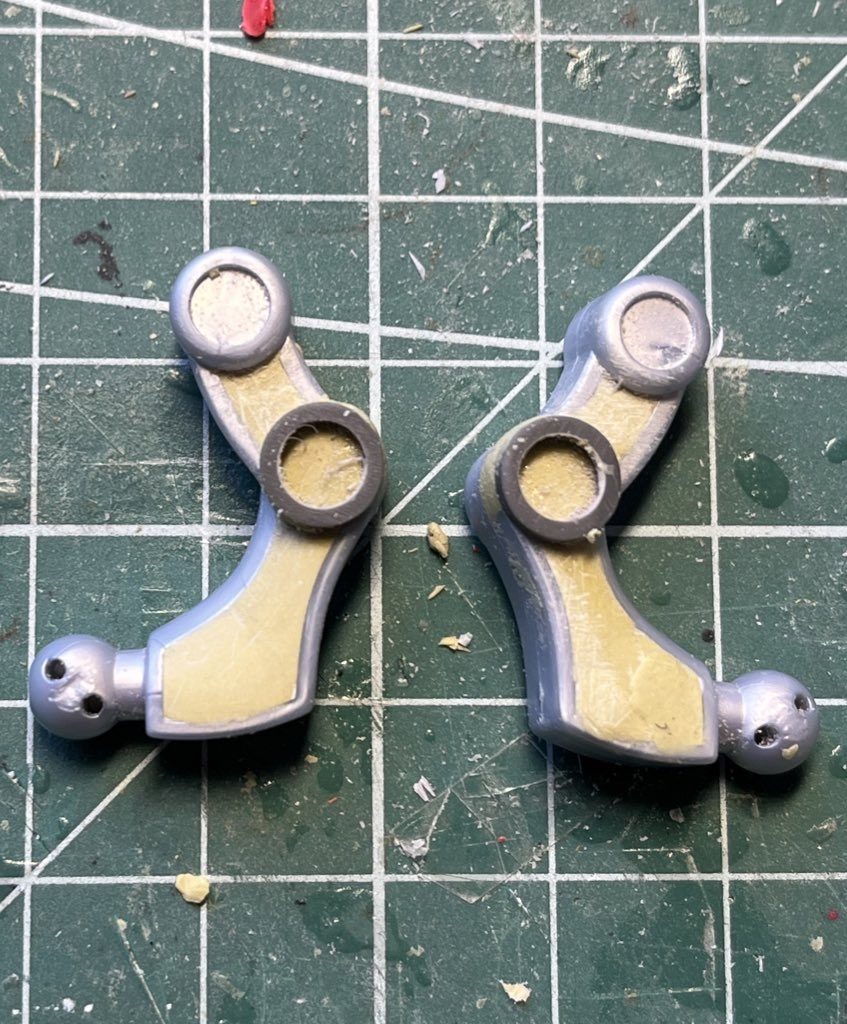 ケンタウロス形態の後脚内側は肉抜きが目立つのでパテで埋めました。