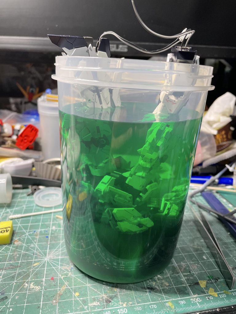 電飾用のリード線を溶液につけないように試行錯誤しました。