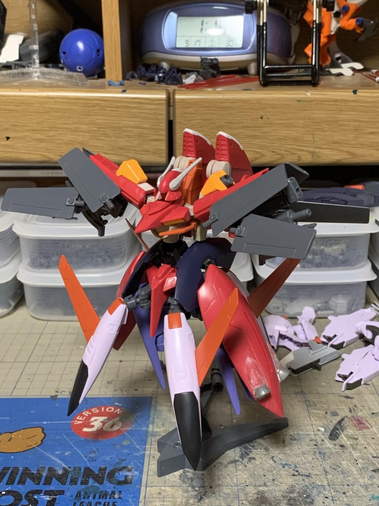 両肩に可動式プレートを配置。