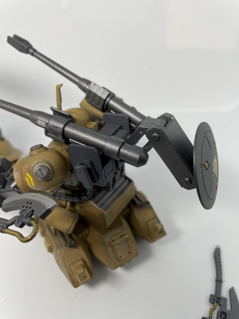 左のキャノンの基部もプラ板箱組して作りました。レドームは30mmのパーツとかプラ板とかでつくってます。