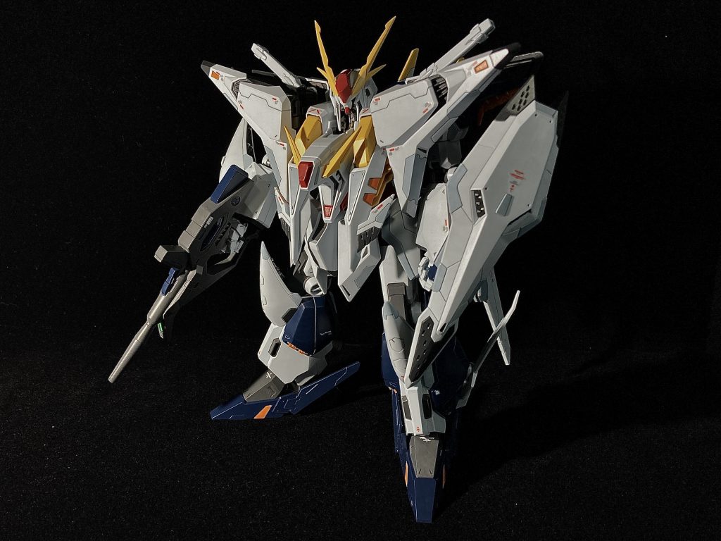 ここからは製作のあれこれを。HGにしてはモールドディティールが多い機体なので、モールドを活かしてRGみたいにベースカラーの白を、グレーも混ぜて明暗分けた2色で塗り分けしてみようと思いました。で、どこで塗り分けてみようと考えた時、既存のモールドにスジボリ追加した方が綺麗に、かつ自然な塗り分け出来る出来るという結論に至り、初めてのスジボリ追加作業に足を踏み入れました。