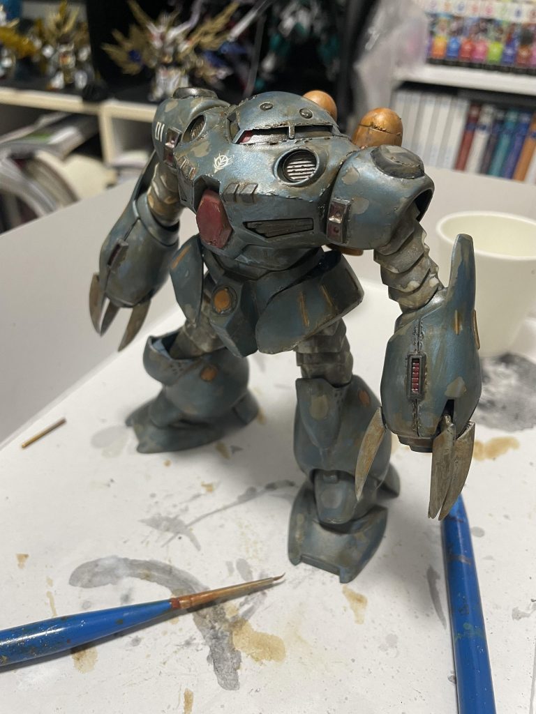 ウォッシング第三段階。ウェザリングカラーのラストオレンジにブラックをちょっと混ぜたやつでウォッシング。これで全体がサビっぽい感じになりました。さっきのマルチホワイトをやる意味があったのかよくわからなくなりましたが、まぁかっこいいのでよし！今回はそのまま塗り重ねちゃったので、一回一回トップコートで保護した方が良かったんですかね？