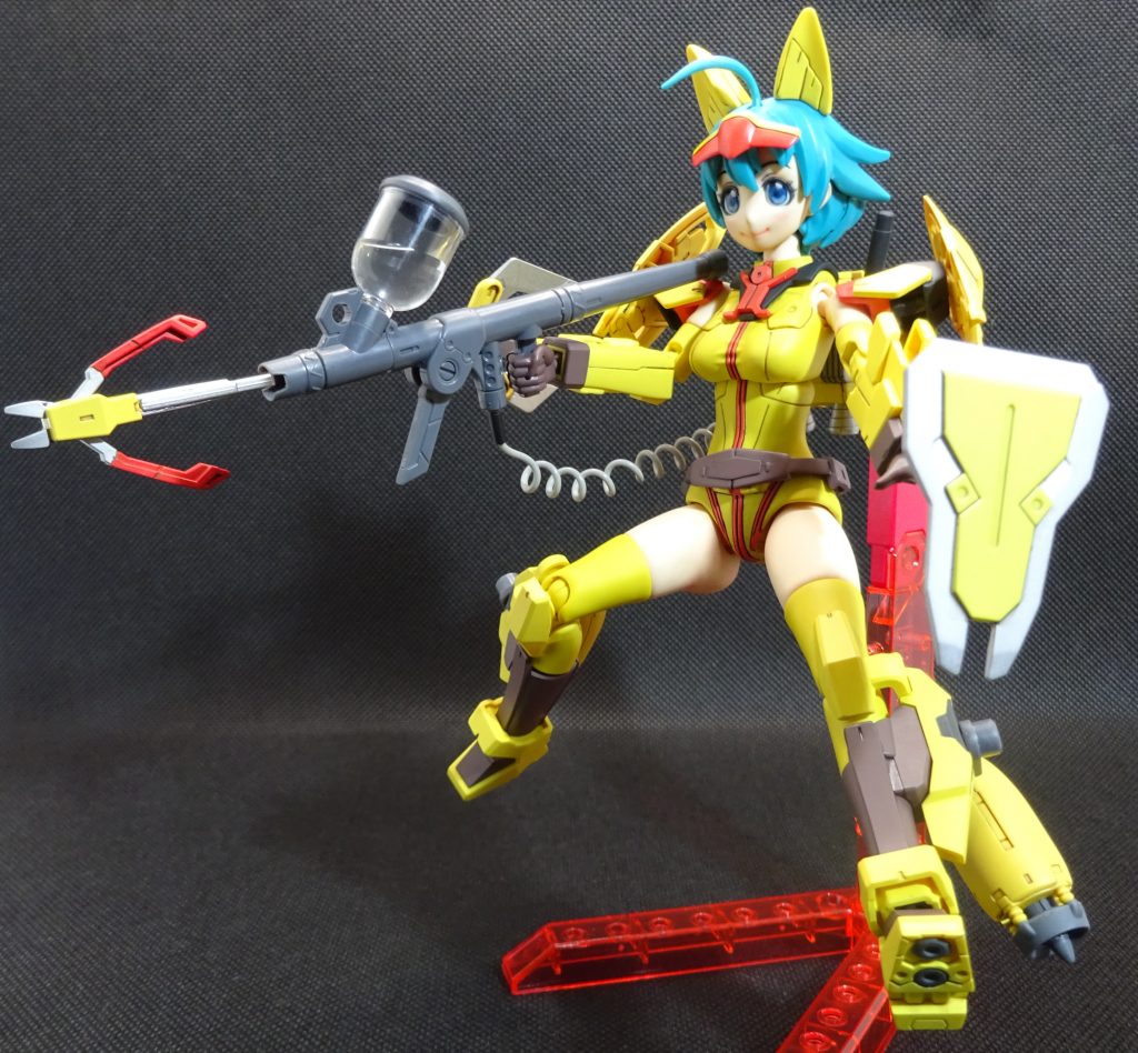 撮影マジックでエアブラシからニッパーが飛び出してる風にw　ニッパージャベリンは腕のアームとランドセルに取り付け可能でもちろん手にも持てます　左腕のアームはシールドが付くけど右腕のアームは遊んでいますので有効活用