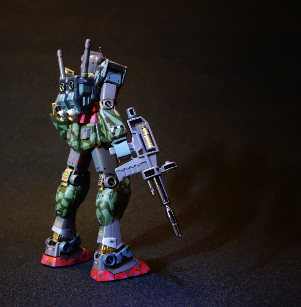 ●ビームライフルは自然界のエネルギーを集約して発射するタイプで、右側面にそのための大きなスリットが設けられているが、1日に撃てる回数は1回であることが今後の課題（とかなんとか）。