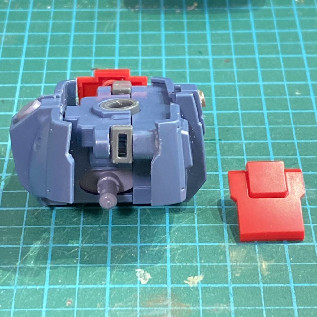 初期型の腰サイドアーマーはシンプルな長方形で寂しいので、リバイブから移植。形が噛み合わないので、初期型側を形状変更。地味な改修ですが、凸凹の噛み合わせ構造が自分好みです。