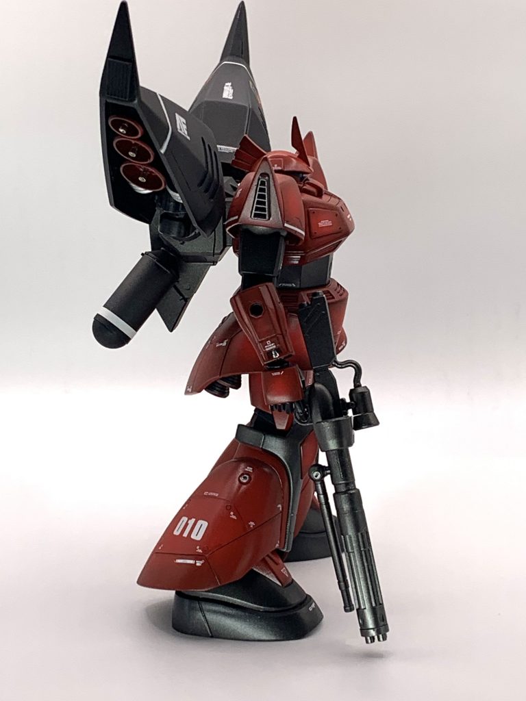 脚部はMGを参考になるべく左右対象になる様に何度か彫り直しして何とか出来ました^^;