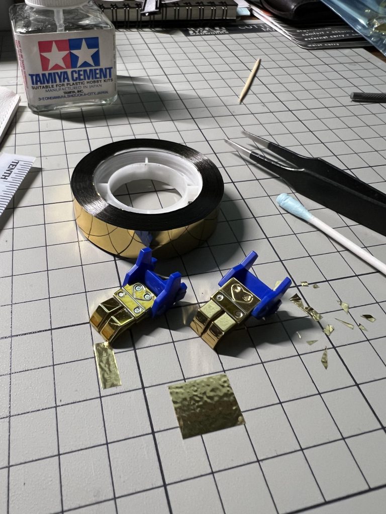 Improvement works on chromium and clear parts using gold-plated & reflective tapes from art supply stores. Showing 爆熱甲 as example.