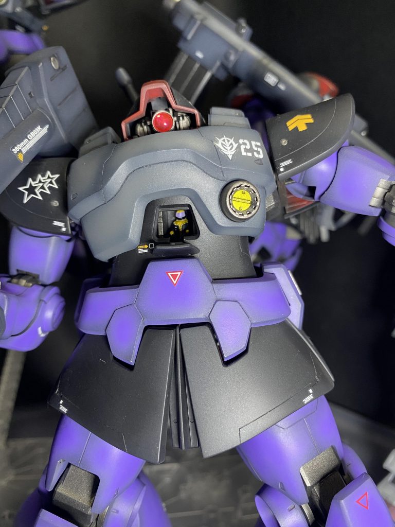 中のパイロットも塗りました。暗くて撮るのムズい…