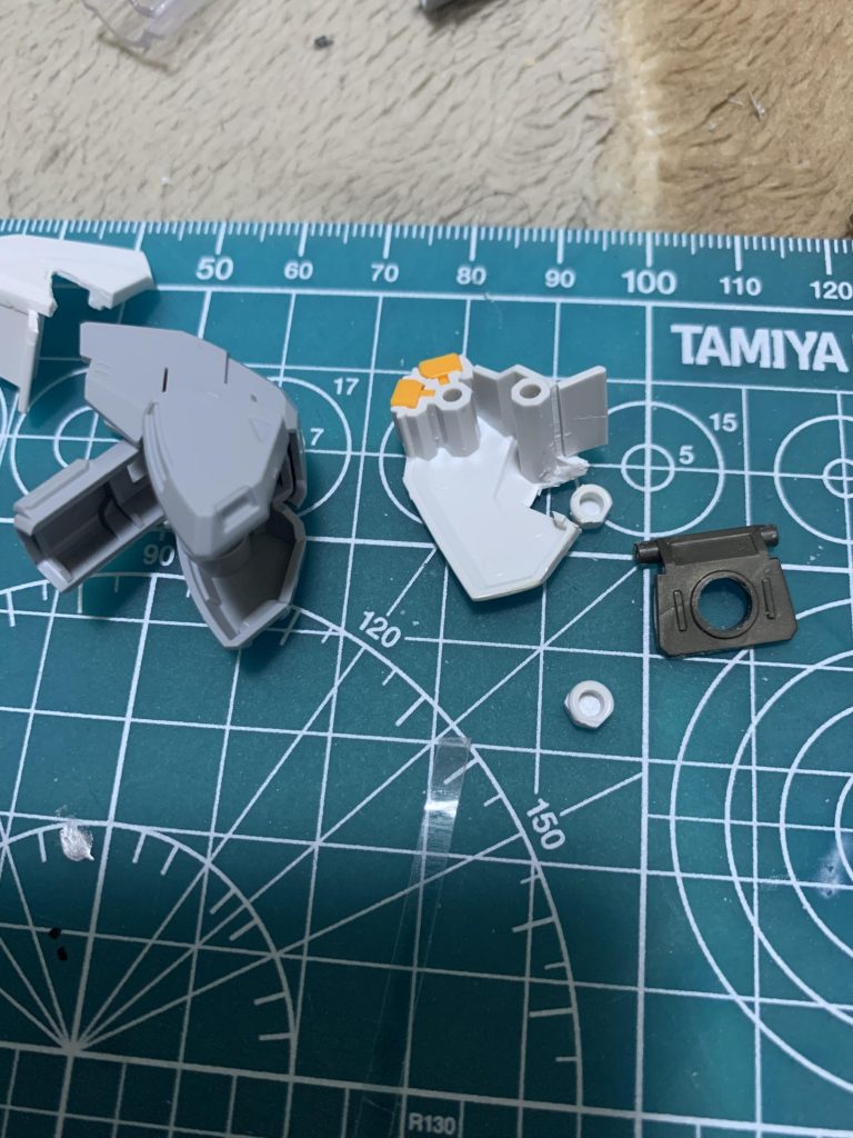 肩パーツもシナンジュから拝借。こちらもそのままではガバガバなので、HGνガンダムから根元を切り出して移植。