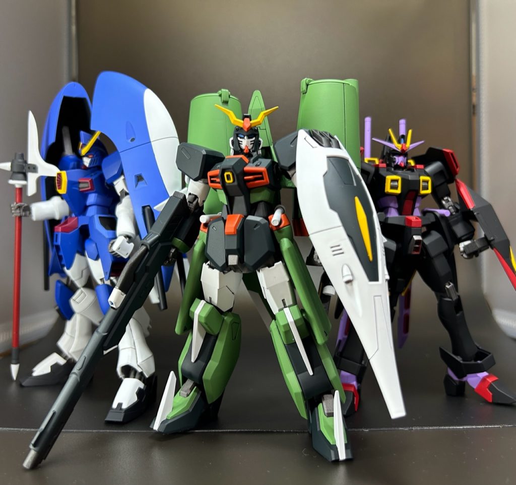 『まずハンガーを潰す!モビルスーツが出てくるぞ!』『ステラ、お前は左』『わかった』ようやく3機揃っての撮影です。フォビドゥン・レイダー・カラミティの時も思いましたが、もっと広い撮影スペースが欲しくなりますね。