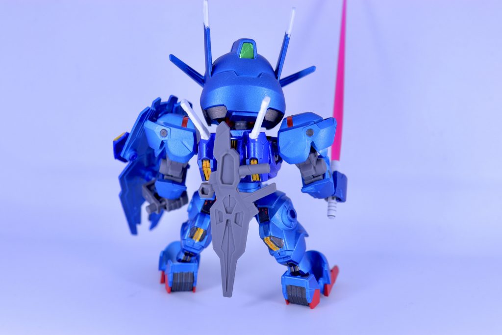 メタリック部分のシールは付属のものを使ってます。ビームサーベルはジャンクのものを持たせてます。