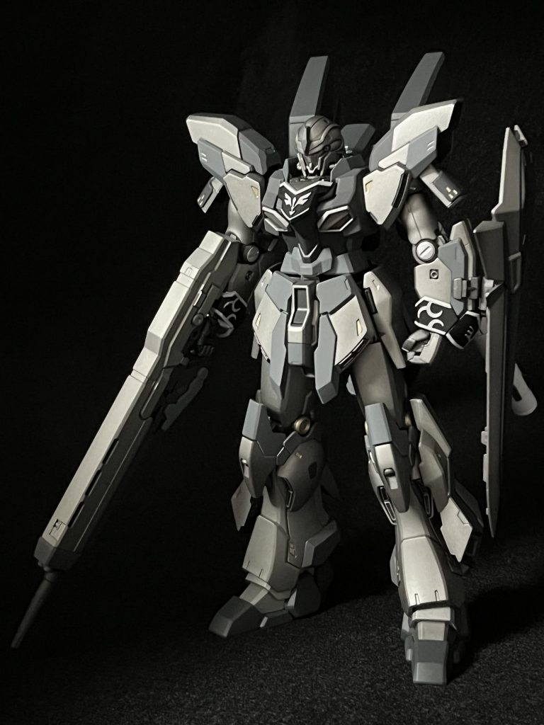 全体像本来であればライトグレー単色の機体ですが、それでは単調になりすぎると考え、同じグレー系統で色を追加・塗り分け・まとめてみました。メインは、スーパーアイアン2他、メカサフ3種、エナメルガンメタ・ゴールドを使用。全体つや消しです。スーパーアイアン2は、そのままだと『ギラつきの無い落ち着いた明るめのシルバー』、つや消しを重ねることで『落ち着いた暗め・重めのシルバー』になりますね。この塗料、大好きですヽ(´▽｀)/