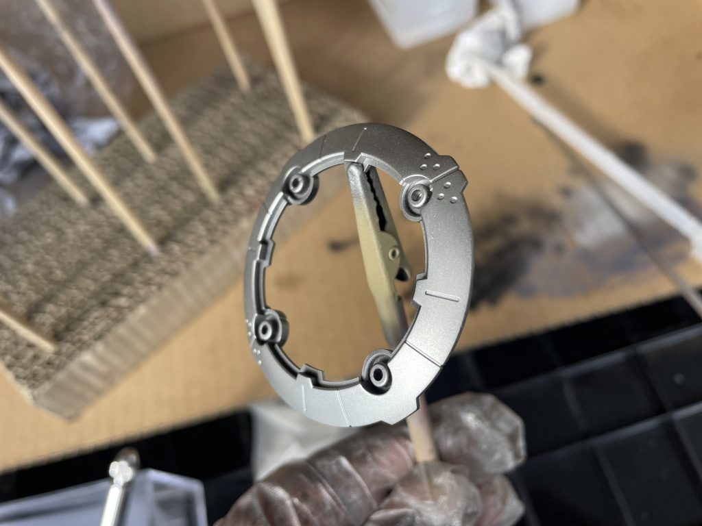 ミスターカラー8番のシルバーを吹き付けた状態。