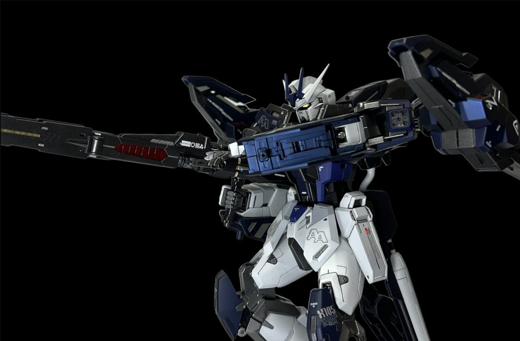 武装の70-31式電磁加農砲を構えたアクションで〆。70-31式電磁加農砲は長さがあるので、構えたとき幅はとりますがかっこいいです。本体ストライクとの色差別で悩みましたが、配色が好みにガッチリはまってくれたのでかっこよく仕上がりました。