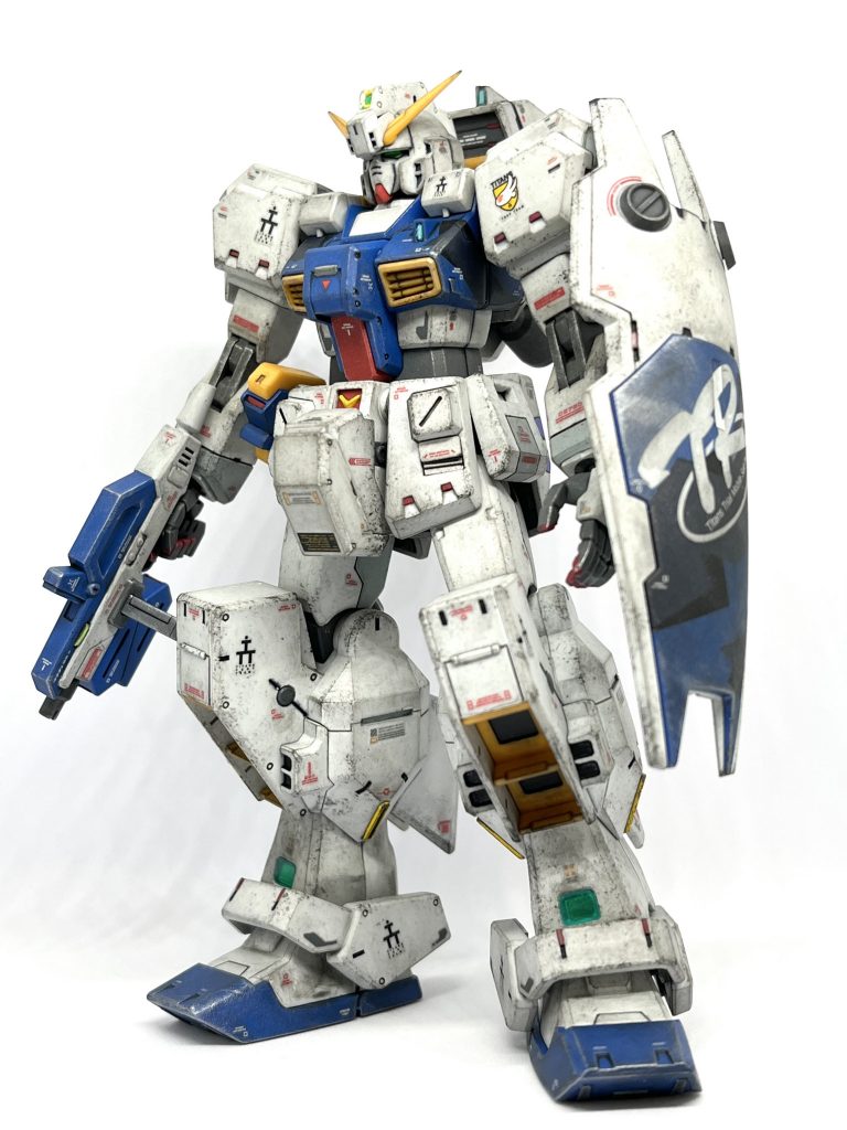 シールドとライフル装備。ライフルは塗装したら全然イメージ変わりました。グレー単色の方が似合ってる気もします。バレルを長くするとカッコよかったんですが、この形も珍しいのでそのままにしました。シールドはボディと同じスプリッターです。ジム系によく使われてるこのシールド、かっこいいよね〜。