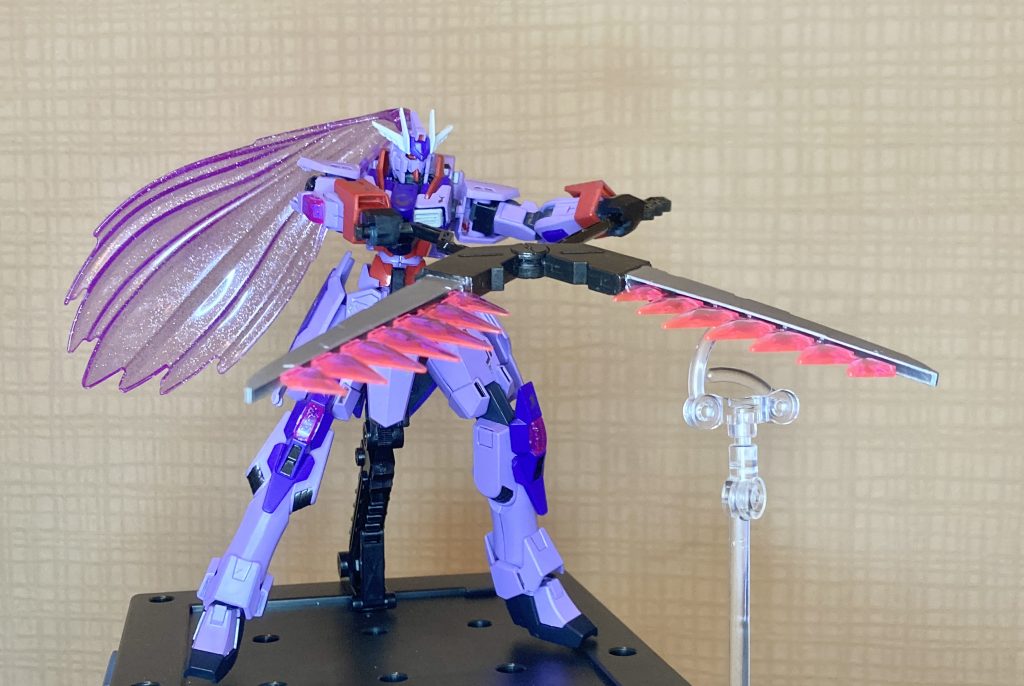 『がはらシザー』化物語「するがモンキー」のオープニングで、ひたぎがデッカいハサミで神原をぶった斬りしてるシーンを再現したハサミ型ビームシザーズを副武装で装備してます。ガルバルディリベイクのハンマープライヤーの基部に、バエルのバックパックスラスター先端を切った貼ったしてハサミっぽくしてみました。