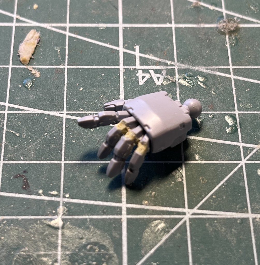 左手は1/144ハンドパーツ(ジオン系)から。表情を出すため下3本は角度変更。