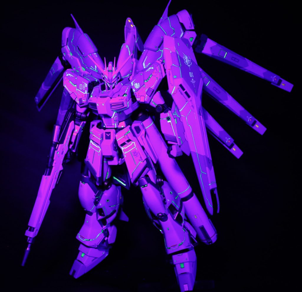 ブラックライトで照らすとこんな感じ。墨入れはタミヤのエナメル黒の上からガイアのエナメル蛍光グリーン。ちょっと黒が溶けるけど許容範囲内の仕上がりでした。